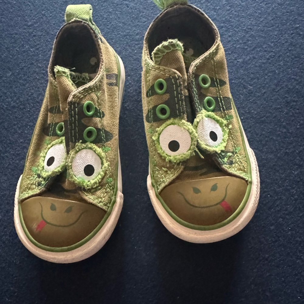 The cutest little converse! Kids Green Frog Canvas Shoes- EUC🐸lots of life left!